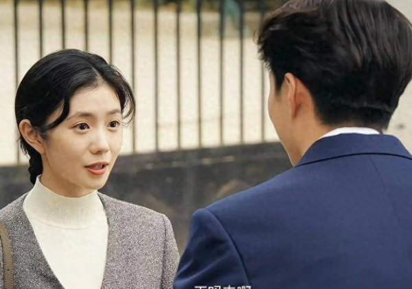 世界杯体彩官网 26岁刘浩存演中年妇女, 全程呆滞目光缺乏好出戏