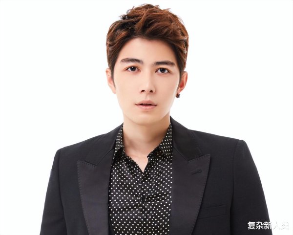 世界杯体彩官网 11 部作品惨遭下架、历经 4 次手术, 陈学冬完了早年一句歌词