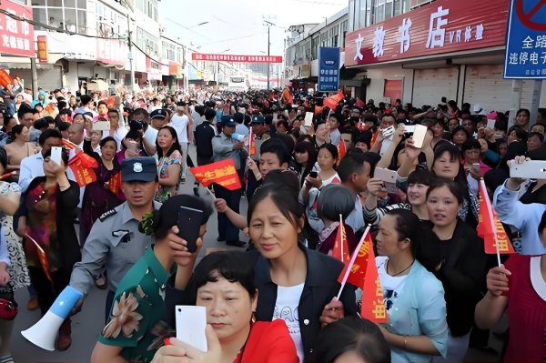 世界杯(中国) 高考出征, 全城送考: 向寒窗学子请安的“全民典礼感”