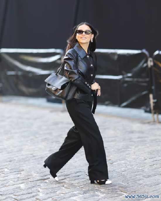 女演员英德・纳瓦雷特身着玄色皮夹克、黑长裤、墨镜，手提香奈儿手袋出镜。香奈儿近期大刀阔斧腾达手袋居品线，商场反响锐利。